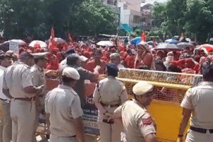 आशा वर्करों ने केंद्रीय मंत्री के कार्यालय का किया घेराव