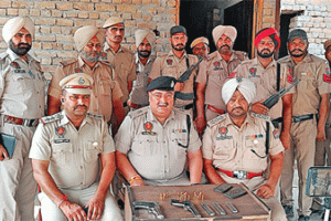 इंटरस्टेट गुमजाल नाके पर जांच दौरान बस से 2 युवक पुलिस को देखकर भागे