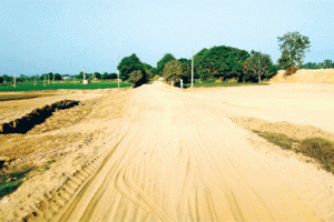 भारी बाढ़ से सड़क पर बने गढ्ढे, दे रहे हादसों को निमंत्रण, प्रशासन बेखबर