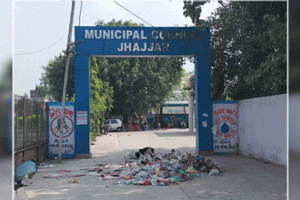 डोर-टू डोर इकट्ठा किया कूड़ा परिषद के गेट पर फेंका