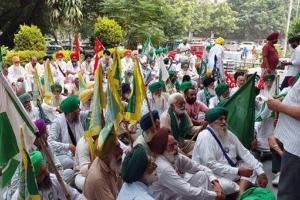 संयुक्त मोर्चा के आह्वान पर किसानों ने डीसी कार्यालय के समक्ष दिया धरना