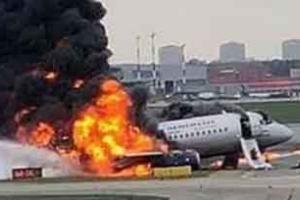 Plane crash at Mumbai airport: मुंबई एयरपोर्ट पर प्लेन क्रैश: दो हिस्सों में टूटकर हुआ तहस-नहस, 3 घायल