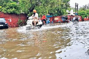 भारी बारिश से बाजार हुए बंद, पानी में फंसे वाहन, बिजली गुल