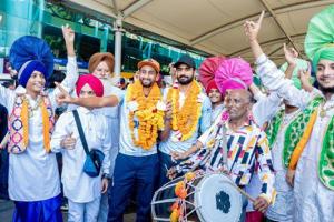 एशियन कप विजेता हॉकी टीम का अमृतसर हवाई अड्डे पर पहुंचने पर जोरदार स्वागत