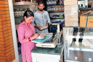 खाद्य सुरक्षा विभाग ने लिए ड्राईफ्रूट की दुकानों से सैंपल