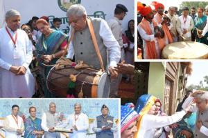 … और जब उपराष्ट्रपति ने कृषि मेले में बजाया बाजा