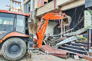 Illegal construction demolished: अवैध निर्माण पर एक्शन, पर्ल की जमीन पर बने 3 शोरुम किये ध्वस्त