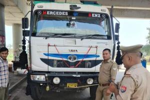 पुलिस ने ट्रकों के खिलाफ चलाया अभियान, काटे चालान