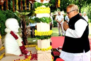 राष्ट्रपिता महात्मा गांधी की प्रतिमा पर श्रद्धासुमन अर्पित
