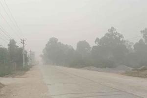 Delhi Air Pollution LIVE : आसमान में छायी धुएं की परत, एयर कवालिटी इंडेक्स 381 पर