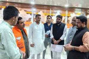 केंद्रीय मंत्री ने किया भाजपा आईटी विभाग के वाटसऐप चैंबर का निरीक्षण