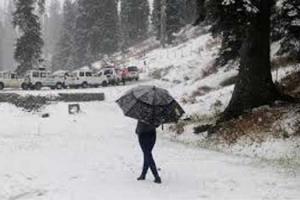 जम्मू कश्मीर में हिमपात, बारिश के कारण सड़कें बंद