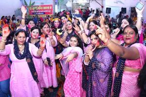 Holi 2024: फागोत्सव कमाल, खूब उड़ाया फूल-गुलाल! देखा न होगा ऐसा उत्सव!