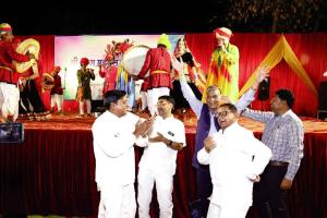 Holi 2024: यहाँ की फूलों की होली रही विशेष आकर्षण का केन्द्र!
