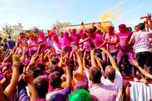 Police Holi Celebration: जयपुर कमिश्नर को कंधे पर उठाकर नाचे पुलिसकर्मी