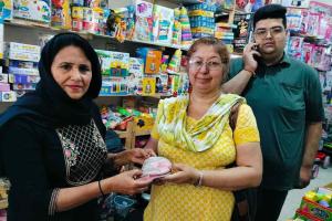 आशा इन्सां ने खोया हुआ पर्स लौटाकर ईमानदारी की मिसाल कायम की