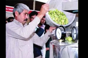 Dharambir Kamboj : कभी चलाते थे रिक्शा, फिर एक आइडिया से बदली जिंदगी