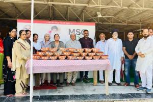 Save Birds: एमएसजी आईटी विंग सेवादारों ने बांटे पक्षियों के लिए सकोरे