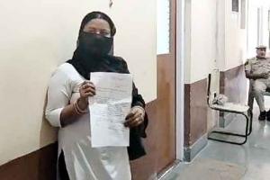 विवाहिता ने लगाई सुरक्षा की गुहार,एसपी को सौंपा ज्ञापन