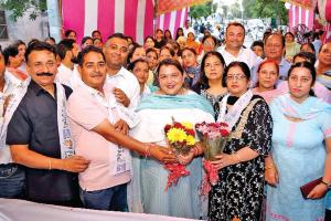 Aam Aadmi Party: भाजपा को झटका, भाजपा नेता अजय चौधरी व राकेश कुकरेजा सैकड़ों परिवारों सहित ‘आप’ में शामिल