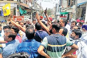व्यापारियों ने बाजार बंद कर किया रोष प्रदर्शन, की नारेबाजी