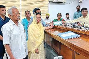 लोकसभा चुनाव: परनीत कौर और वडिंग सहित कई दिग्गजों ने भरे नामांकन