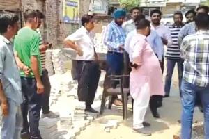 सड़क निर्माण में घटिया टाइलें लगाने का आरोप