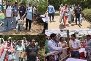 पोलिंग पार्टी ईवीएम व चुनाव सामग्री सहित पोलिंग बूथ पर हुईं रवाना