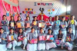 शिखर शिक्षा सदन के बच्चों ने मातृ दिवस पर बनाए सुन्दर कार्ड
