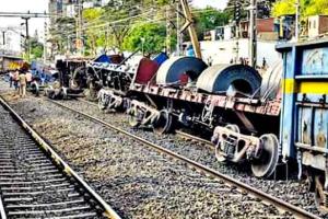 Indian Railways: यह रेलगाड़ी पटरी से उतरी, 20 से ज्यादा ट्रेनें प्रभावित, हैल्पलाइन नंबर जारी