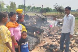आग लगने से तीन झोपड़ियां जलकर राख