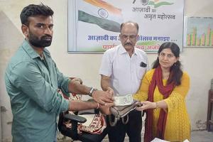 रेलवे कर्मचारी ने किया ऐसा काम, यात्री की ख़ुशी का नहीं रहा कोई ठिकाना!