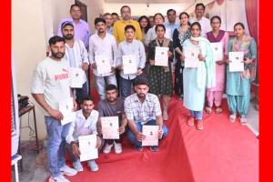Certificates Awarded: कोर्स पूरा करने वाले प्रशिक्षणार्थियों को प्रमाण-पत्र प्रदान