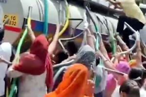 Video Viral: पानी के लिए हाहाकार! टैंकर के पीछे दौड़ रही प्यासों की लंबी कतार!