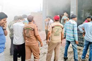 दुकान में लगी आग, फरिश्ते बन पहुंचे डेरा सेवादार