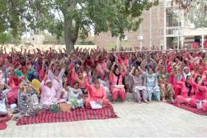 आशा वर्करों ने किया डीसी दफ्तर का घेराव