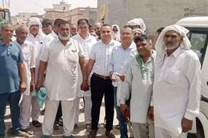 Water Problem : ग्रामीणों ने एक्सईन व एसडीओ को बनाया बंधक