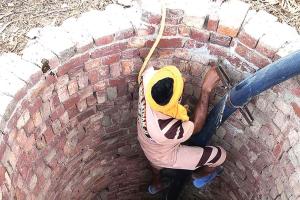 बेजुबान को निकालने के लिए कुएं में उतर गया सेवादार, बचाई जान
