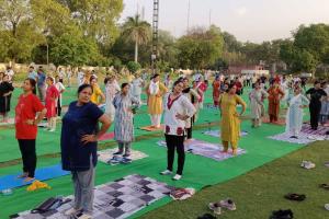 10वें अंतर्राष्ट्रीय योग दिवस के उपलक्ष्य में कराया गया योगाभ्यास