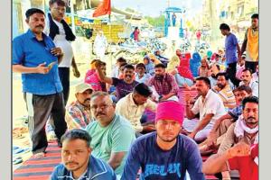 Safai Karmachari Strike: वेतन नहीं मिलने पर सफाई सेवकों ने काटा बवाल, किया प्रदर्शन