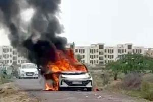 Car Fire : धू धू कर जली कार, पांच मिनट में कबाड़ में हुई तब्दील
