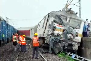 Jharkhand Train Accident : हावड़ा-सीएसएमटी एक्सप्रेस के 18 डिब्बे पटरी से उतरे, मची चीख-पुकार!