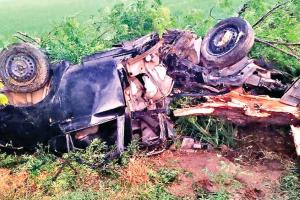 Road Accident: पेड़ से टकराई अनियंत्रित कार, एक की मौत, दो गंभीर घायल