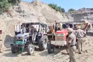 अवैध माइनिंग की साइट पर पुलिस की छापेमारी
