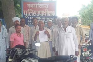 सीओ कार्यालय पर पहुंचे कण्डेला के ग्रामीण, कार्यवाही की मांग