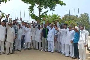 हिस्से का पानी दूसरे क्षेत्र में छोड़ने का आरोप लगाते हुए चंदाना हैड पर किसानों ने किया रोष प्रदर्शन