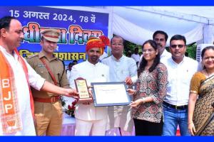 CBSE District Topper: सीबीएससी जिला टॉपर खुशी मरोठी सम्मानित