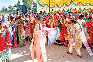 …वर्षों बाद मिलीं बचपन की सहेलियां तो हो गई आंखें नम’