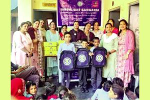 Welfare Work: जरुरतमंद बच्चों को जूते-बैग वितरण