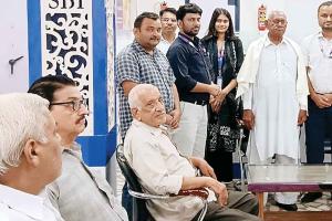 वरिष्ठ नागरिक बीरबल इन्सां एसबीआई मैनेजमेंट से सम्मानित!